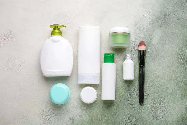 Conjunto de productos cosméticos sobre fondo de color — Foto de Stock