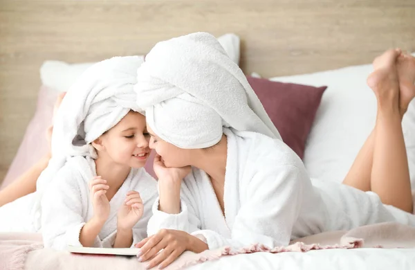 寝室でリラックスバスローブで母と彼女の小さな娘 — ストック写真