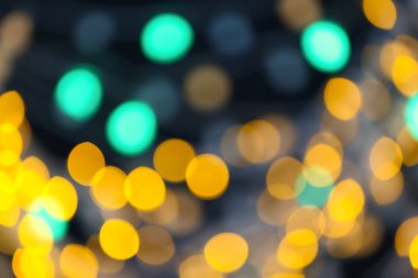 Koyu arkaplanda bulanık ışıklar