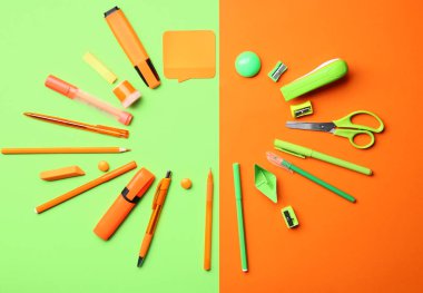 Renkli arka planda okul malzemelerinden yapılmış çerçeve