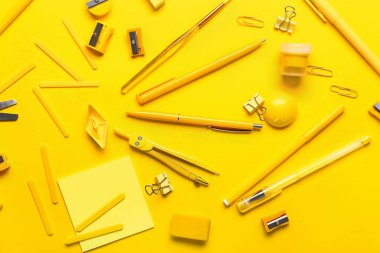 Okul gereçleri renk arkaplanı