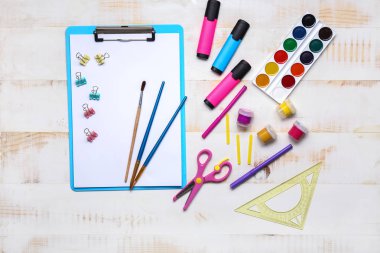 Beyaz ahşap arka plan üzerinde okul malzemeleri seti