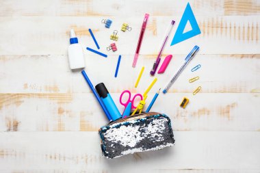 Beyaz ahşap arka plan üzerinde okul malzemeleri seti