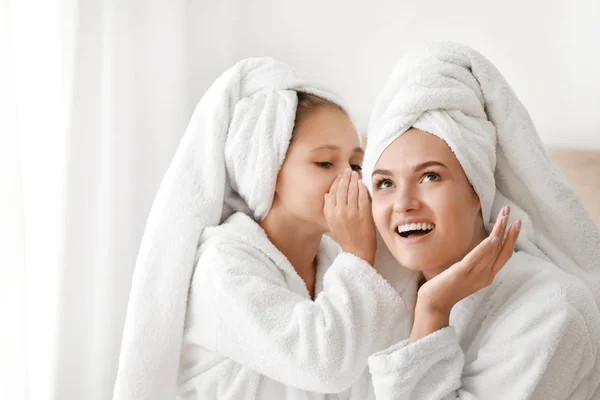 Menina dizendo a mãe seu segredo em casa — Fotografia de Stock