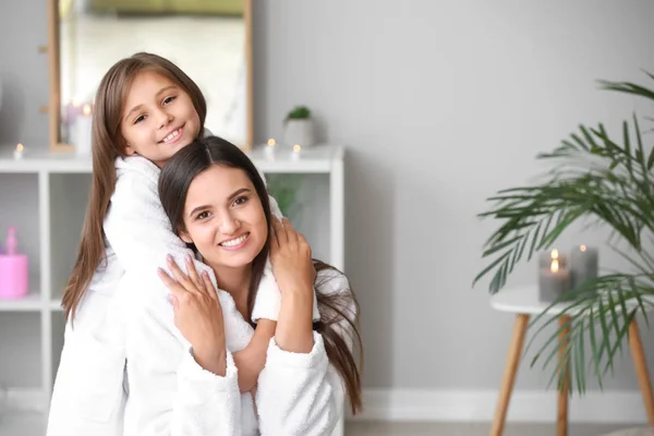 Mutter und kleine Tochter in Bademänteln zu Hause — Stockfoto