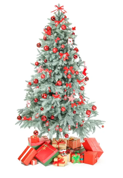 Krásný vánoční strom na bílém pozadí — Stock fotografie