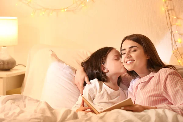 Mother and her little daughter reading bedtime story at home — Stock Photo, Image