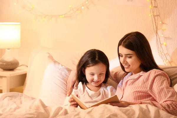 Mother and her little daughter reading bedtime story at home — Stock Photo, Image