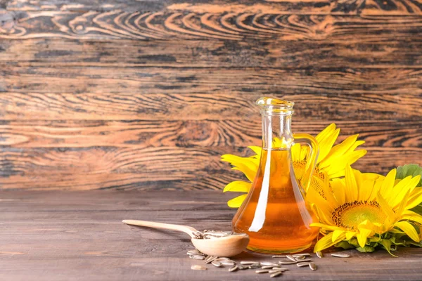 Composición con aceite de girasol sobre fondo de madera —  Fotos de Stock