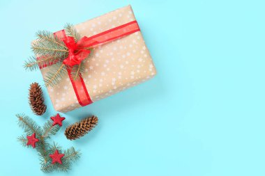 Renkli arka planda güzel Noel hediye kutusu ile Kompozisyon