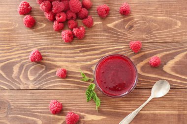 Ahşap masada lezzetli ahududu reçeli