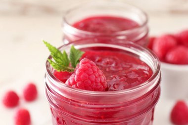 Lezzetli ahududu reçeli kavanozu, closeup