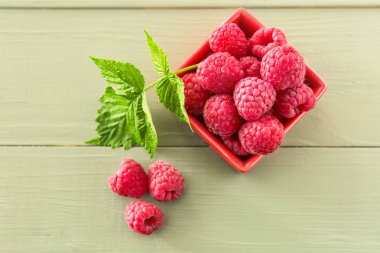 Ahşap masa üzerinde taze ahududu ile Bowl