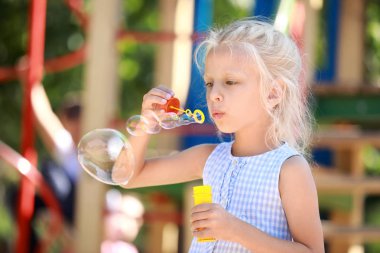 sevimli kız açık havada sabun köpüğü üfleme