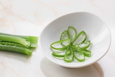 Hafif arka planda kesilmiş aloe vera ile Bowl
