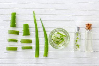 Beyaz ahşap arka plan üzerinde aloe vera ile kompozisyon