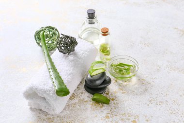 Hafif arka planda aloe vera ile spa kompozisyonu