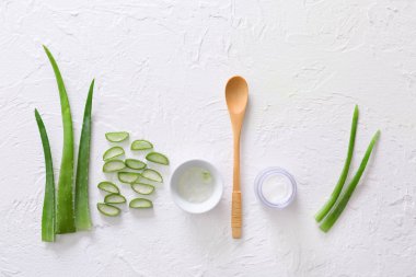 Açık arka plan üzerinde aloe vera ile kompozisyon