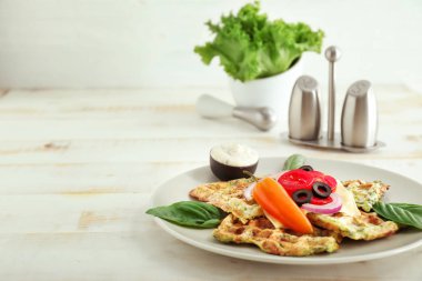 Plaka lezzetli kabak ile masaya waffle