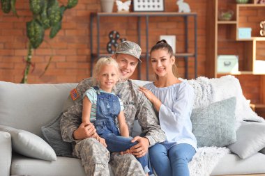 Evde ailesi ile Mutlu askeri adam