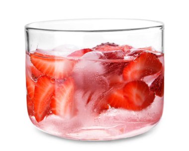 Beyaz arka planda bir bardak su