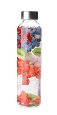 Beyaz arka planda aşılanmış su şişesi