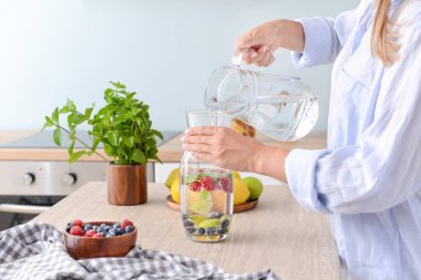 Mutfakta infüzyon su yapan kadın