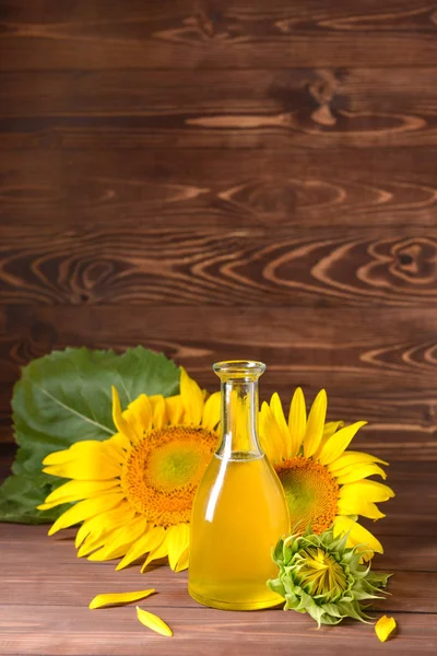 Fles zonnebloemolie op houten tafel — Stockfoto