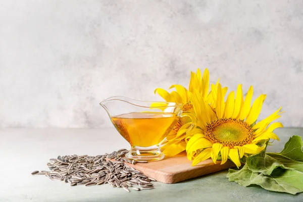 Composizione con olio di girasole e semi in tavola — Foto Stock