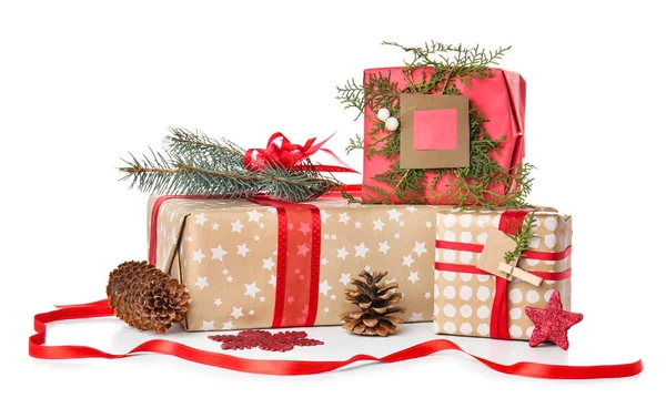Όμορφα κουτιά δώρων Χριστουγέννων σε λευκό φόντο — Φωτογραφία Αρχείου