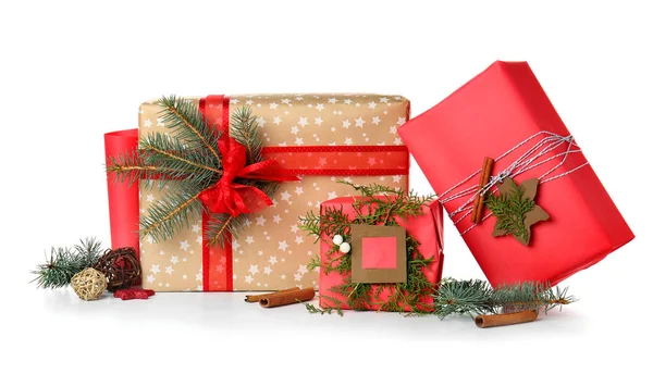 Piękne pudełka świąteczne na białym tle — Zdjęcie stockowe