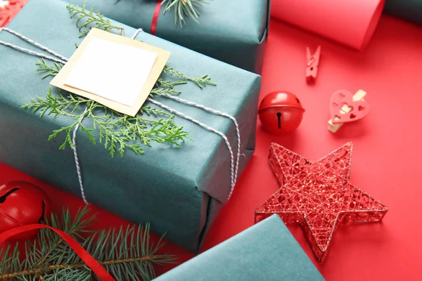 Schöne Weihnachtsgeschenkboxen auf farbigem Hintergrund — Stockfoto