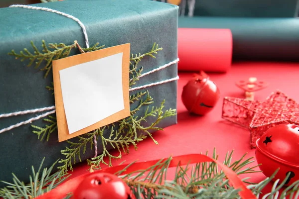 Caixa de presente de Natal bonita com decoração em fundo de cor, close-up — Fotografia de Stock