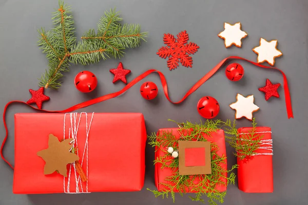 Kompozycja z pięknymi pudełkami na Boże Narodzenie na szarym tle — Zdjęcie stockowe