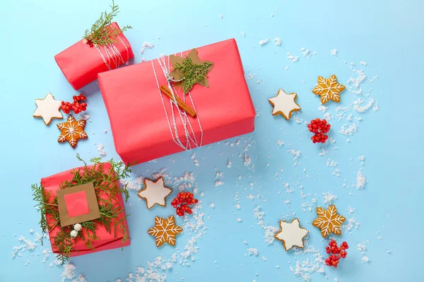 Skladba s krásnými vánočními dárkovými boxy na barevném pozadí — Stock fotografie