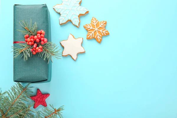 Composition with beautiful Christmas gift box and cookies on color background — Stock Photo, Image