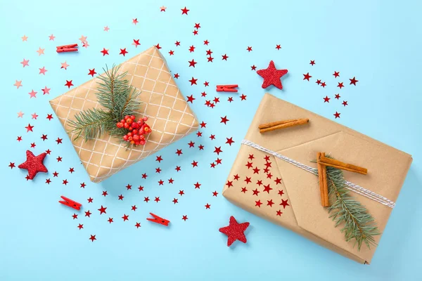 色の背景に美しいクリスマスギフトボックスとの構成 — ストック写真