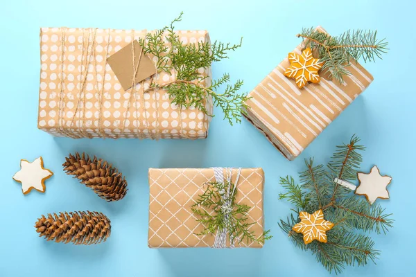 Композиція з красивими різдвяними подарунковими коробками на кольоровому фоні — стокове фото