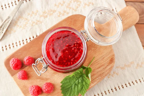 Vaso di marmellata di lampone saporita sul tavolo — Foto Stock