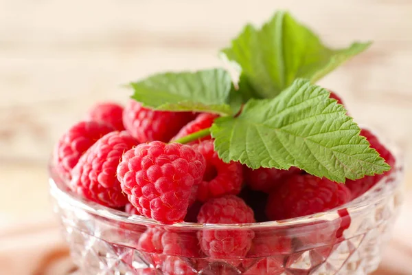 Bowl with fresh raspberries, closeup — Stock Photo, Image