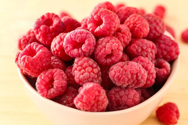 Bowl with fresh raspberries on table, closeup — Stock Photo, Image