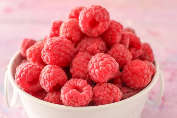 Bowl with fresh raspberries, closeup — Stock Photo, Image