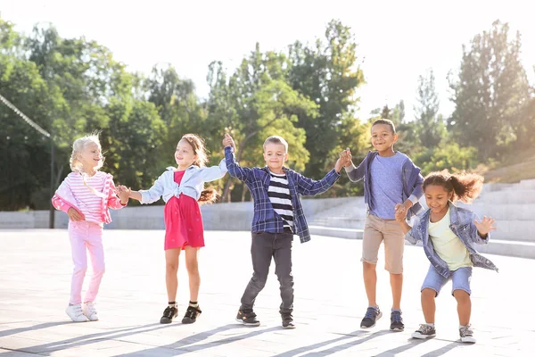 屋外でジャンプする子供たちのグループ — ストック写真