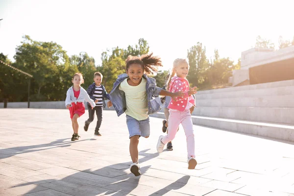 Groupe d'enfants qui courent à l'extérieur — Photo