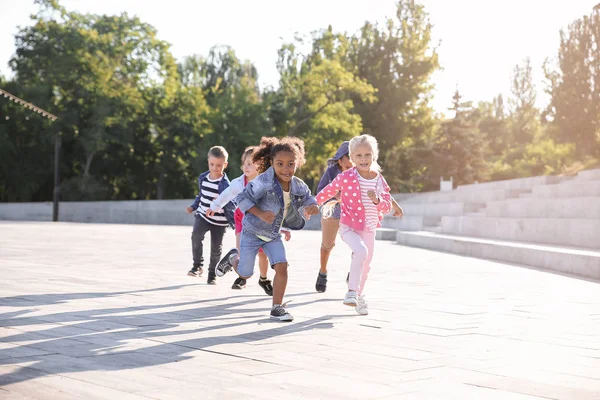 Groep hardloop kinderen buitenshuis — Stockfoto