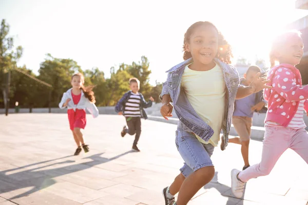 Group of running children outdoors — Stock Photo, Image