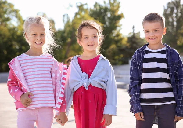 Gruppe glücklicher Kinder im Freien — Stockfoto