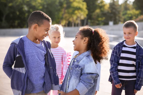 Groupe d'enfants heureux à l'extérieur — Photo