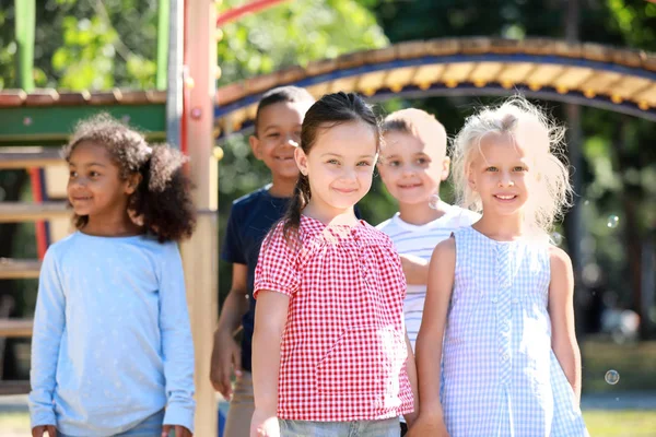 Симпатичные маленькие дети на детской площадке на открытом воздухе — стоковое фото