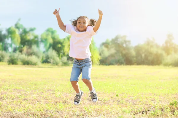 Jumping afro-amerikansk liten flicka utomhus — Stockfoto